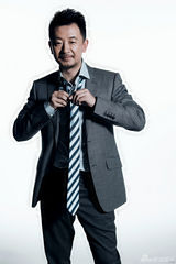 组图：黄海波写真变身商务型男 尽显熟男魅力