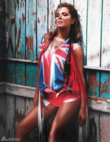 组图：英国性感美女谢尔丽-崔迪2011年年历写真