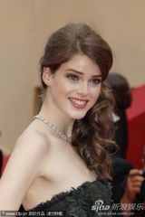 组图：《征服》戛纳首映 卓别林孙女红毯送飞吻