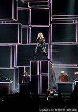 组图：麦当娜上演限制级 边跳边脱蹭猛男