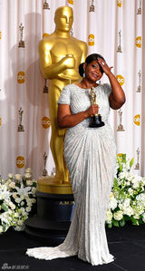 高清组图：奥斯卡后台获奖众星举金人光彩照人