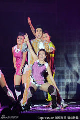 组图：王力宏开唱高空秀琴技 轻捏辣妹舞伴手腕