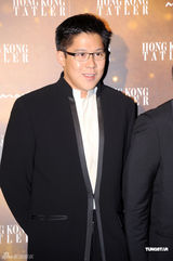 组图：霍震霆出席周年舞会 霍启刚等人陪伴身边