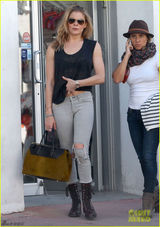 组图：黎安莱姆斯佛州休养 薄纱装出街神情惬意