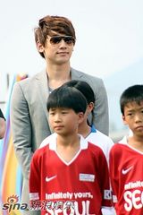 幻灯图集：Rain和曼联选手参加青少年慈善足球活动