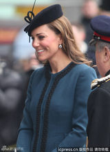 组图：凯特王妃准辣妈踩高跟 与女王亲民乘地铁