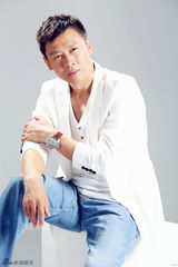 组图：胡亚捷成熟写真魅力迷人