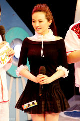 高清图：孟茜上卡酷动画现孩子气 与小朋友一起游戏