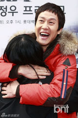 组图：《1994》垃圾哥郑宇献爱的抱抱笑容满分