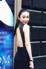 高清图：周扬纽约街拍皮质短裙蛮腰小露