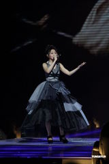 组图：昆凌时尚盛典走秀 Bigbang压轴助阵