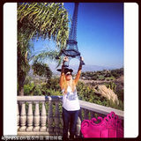 组图：希尔顿购买万圣节装备 戴马头面具搞怪