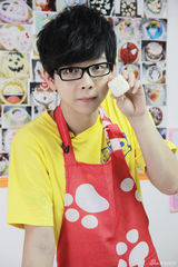 高清图组：胡夏做月饼迎中秋 得意展示个人成品