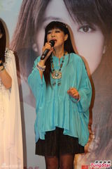 组图：孟庭苇新专辑唱新民歌 白衣天使裙玉女范