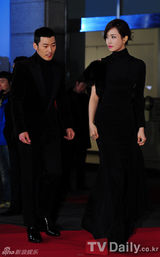 组图：金南珠获奖落泪 宋仲基文彩元成最佳搭档