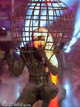 组图：Lady Gaga开唱迎新年 亲吻纽约市长