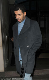 组图：蕾哈娜与绯闻男友晚餐一前一后离开餐厅