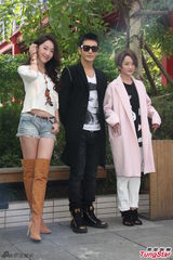 组图：《撒娇女人》见面会 周迅穿大衣倦脸现身