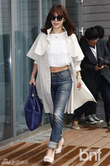 组图：金莎朗秀智等戴墨镜出席活动 秀性感美腿