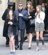 组图：史泰龙给女儿买高跟鞋 陪妻女逛街当模范老爸