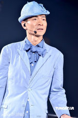 组图：刘德华演唱会恭维李克勤 与歌迷开睡衣派对