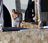 组图：安妮斯顿穿比基尼激凸 与未婚夫悠闲度假