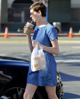 组图：安妮-海瑟薇街拍 牛仔连衣裙搭黑靴