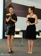 组图：闫妮助阵顶级车展 盛装闪耀时尚星光