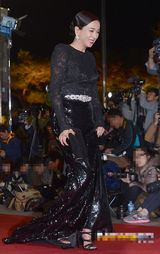 组图：赵敏秀黑色蕾丝长裙亮相 真空上阵露美背