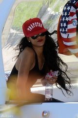 组图：蕾哈娜黑裙现身意大利欢乐坐游艇