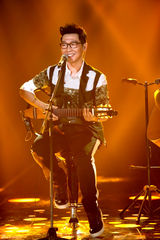 组图：歌手2邓紫棋白裙优雅 茜拉满文军补位