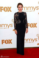 组图：艾美奖红毯 凯莉-麦克唐纳棕榈蕾丝裙端庄