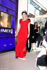 高清图：钟楚红为珠宝店剪彩 着红色礼服变公主