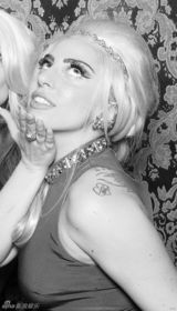 组图：GaGa镀金轮椅首亮相 被胞妹举起小肚微凸