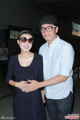 高清图：陈豪接怀孕娇妻返港 摸老婆肚难掩兴奋