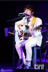 组图：刘承宇出席出道专辑发布尽显可爱魅力