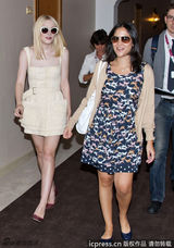 组图：达科塔-范宁亮相威尼斯 浅黄裙装秀雪肌