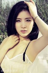 组图：王碧儿登周刊封面 飘逸大片美感十足