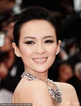 组图：章子怡灰墨裹胸裙走红毯妆容精致