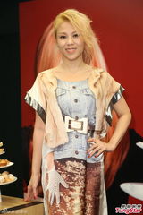 组图：蔡健雅出书自嘲厚脸皮 青峰上门讨甜点