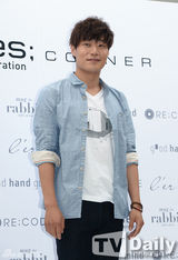 组图：李玹雨尹施允等模范生姿态为书信店站台