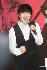 组图：SJ-M台北签唱会 兄弟情深互喂台湾小吃