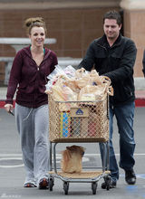 组图：布兰妮素面朝天逛超市 一身休闲不修边幅