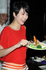 组图：梁咏琪秀厨艺 曝与老公品红酒