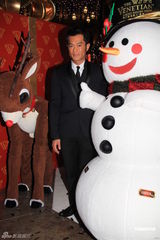 组图：古天乐为圣诞树亮灯 刘嘉玲否认赴美人工受孕