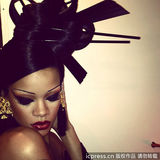 组图：蕾哈娜新单曲MV曝幕后 吞云吐雾似黑帮艺妓