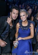 组图：2012全美音乐奖比伯擒三奖 众星热力演出