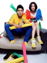 幻灯图：戚薇袁成杰写真 演绎宅男宅女看球生活 