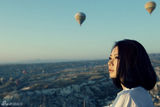 组图：戚薇《墨绿指甲》MV乘热气球拍摄