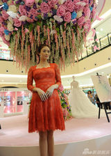 组图：蒋欣现身《时装》活动 红蕾丝礼服优雅